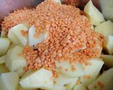 Foto del paso 5 de la receta: Patatas guisadas con verduras y lentejas rojas
