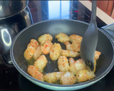 Foto del paso 5 de la receta: Crema de calabaza, langostinos y huevo mollet