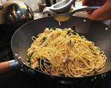 Foto del paso 4 de la receta: Spaghetti con pollo, kale y limón