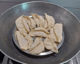A picture of step 4 of Veg Fried Momos.