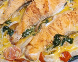 Foto del paso 4 de la receta: Salmón en salsa cremosa de puerro con cherrys y espinacas frescas