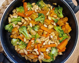 Foto del paso 7 de la receta: Wok de verduras con pavo y un toque a cacahuete 🥜