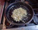 Foto del paso 6 de la receta: Pollo deshuesado con cebolla y leche