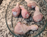 Foto del paso 2 de la receta: Muslitos con patatas y pimientos 😋😋