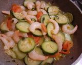 Foto del passaggio 3 della ricetta Troccoli home made con zucchine, gamberetti e pomodorini