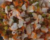 Foto del paso 1 de la receta Timbal de salmón con ensaladilla de surimi y mostaza al vino