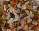 Foto del paso 1 de la receta: Timbal de salmón con ensaladilla de surimi y mostaza al vino