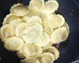 Foto del paso 8 de la receta: Raviolis con Panceta y Verduritas al Wok con Salsa de Mostaza Verde y Miel