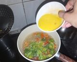 Foto langkah ke 3 dari resep Sop Brokoli Tomat.