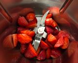 Foto del passaggio 1 della ricetta Smoothie alla fragola
