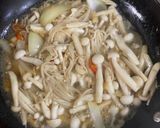 Foto langkah ke 2 dari resep Tumis jamur salju dan enoki.
