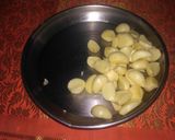 A picture of step 1 of Garlic and bottle gourd curry.