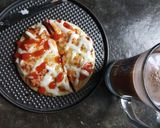 Foto langkah ke 5 dari resep Pizza Roti Tawar.