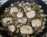 Foto del paso 6 de la receta: Pescada con almejas y gulas
