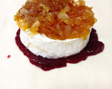 Foto del paso 4 de la receta: Hojaldre navideño con queso, confitura y cebolla caramelizada