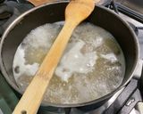 Une image de l'étape 2 de Macaronis aux oignons, ail, Boursin®️ et jambon cru.