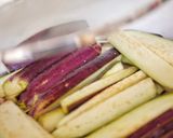 Foto langkah ke 2 dari resep Terong Kukus Cabe Bawang Siram Saus Tiram.