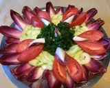 Une image de l'étape 8 de Salade d endives rouges,concombre noa,tomate cœur de bœuf et oignon cebette.