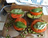Foto del paso 3 de la receta: Aguacates (paltas) rellenos y horneados con albahaca