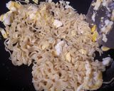 Foto langkah ke 3 dari resep 14.Indomie Goreng yang di goreng.