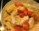 Foto del paso 4 de la receta: Cocina para parejas: Pechuguitas con crema de tomate y puerro