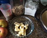 Foto del paso 1 de la receta: Tarta de manzana con streusel de granola