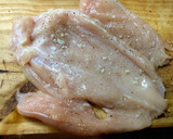 Foto del paso 1 de la receta: Cocina para parejas: Pechuguitas con crema de tomate y puerro