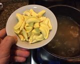 Foto del paso 2 de la receta: Tortelini in brodo