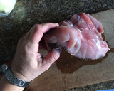 Foto del paso 1 de la receta: Cocina para parejas: Corvina negra con refrito de ajos