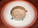Ensalada de hummus, pimientos asados y anchoas