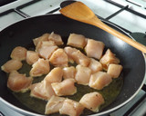 Foto del paso 1 de la receta: Cazuela de pollo con arroz y champiñones variados
