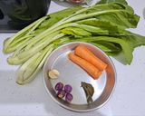 Foto langkah ke 1 dari resep Sayur Bening Caisim (Sawi Hijau) Wortel.