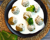 Foto del paso 5 de la receta: Albóndigas de brócoli 🥦 y avena con salsa de kéfir y queso azul