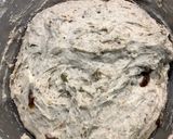 Chleb pszenno - żytni na drożdżach z suszonymi pomidorami i oliwkami krok przepisu 1 zdjęcie