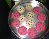 कलरफुल चोको चिप्स कुकीज (colorful choco chips cookies recipe in marathi) रेसिपी स्टेप 5 फोटो 