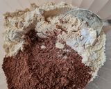 Foto del paso 1 de la receta: Galletas de harina de garbanzos, cacao y frutos secos en sartén