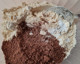 Foto del paso 1 de la receta: Galletas de harina de garbanzos, cacao y frutos secos en sartén