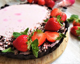 Foto del paso 8 de la receta: Cheesecake de fresas y galletas oreo