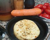 Foto del paso 1 de la receta: Provolone con rúcula, tomatines, cebolla roja grillados con miel