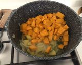 Foto del passaggio 4 della ricetta Vellutata di zucca all'arancia e zenzero, con pinoli tostati e pepe tostato e pestato