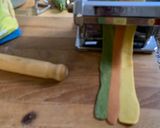 Foto del passaggio 4 della ricetta Ravioli colorati, ricotta e prezzemolo saltati burro e salvia, e tagliatelle tricolore al pomodoro