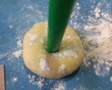 Foto langkah ke 6 dari resep Donat maizena.