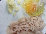 Habichuelas salteadas con chips de calabaza y huevo poche