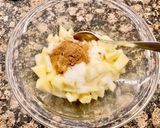 Foto del paso 2 de la receta: Bocaditos de manzana con pasas