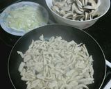 Foto del paso 1 de la receta Pollo con champiñones y cebolla