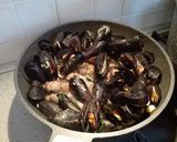 Foto del passaggio 4 della ricetta SOUTE' DI COZZE E VONGOLE o spaghetti cozze e vongole