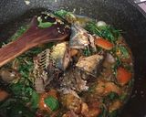 Foto langkah ke 6 dari resep Ikan peda' tumis daun kemangi.