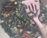 Foto langkah ke 2 dari resep 599. Tumis Daun Kencur.