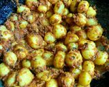 A picture of step 8 of Dry dum aloo.