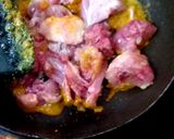 รูปขั้นตอนการทำที่ 5 ของ แกงกะทิไก่ใส่มะเขือเปราะ